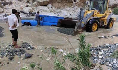 نجات ۶ خودروی گرفتار در سیلاب فاریاب توسط عوامل راهداری