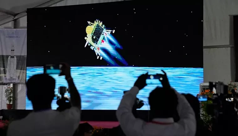 کاوشگر هندی در کره ماه با موفقیت فرود آمد